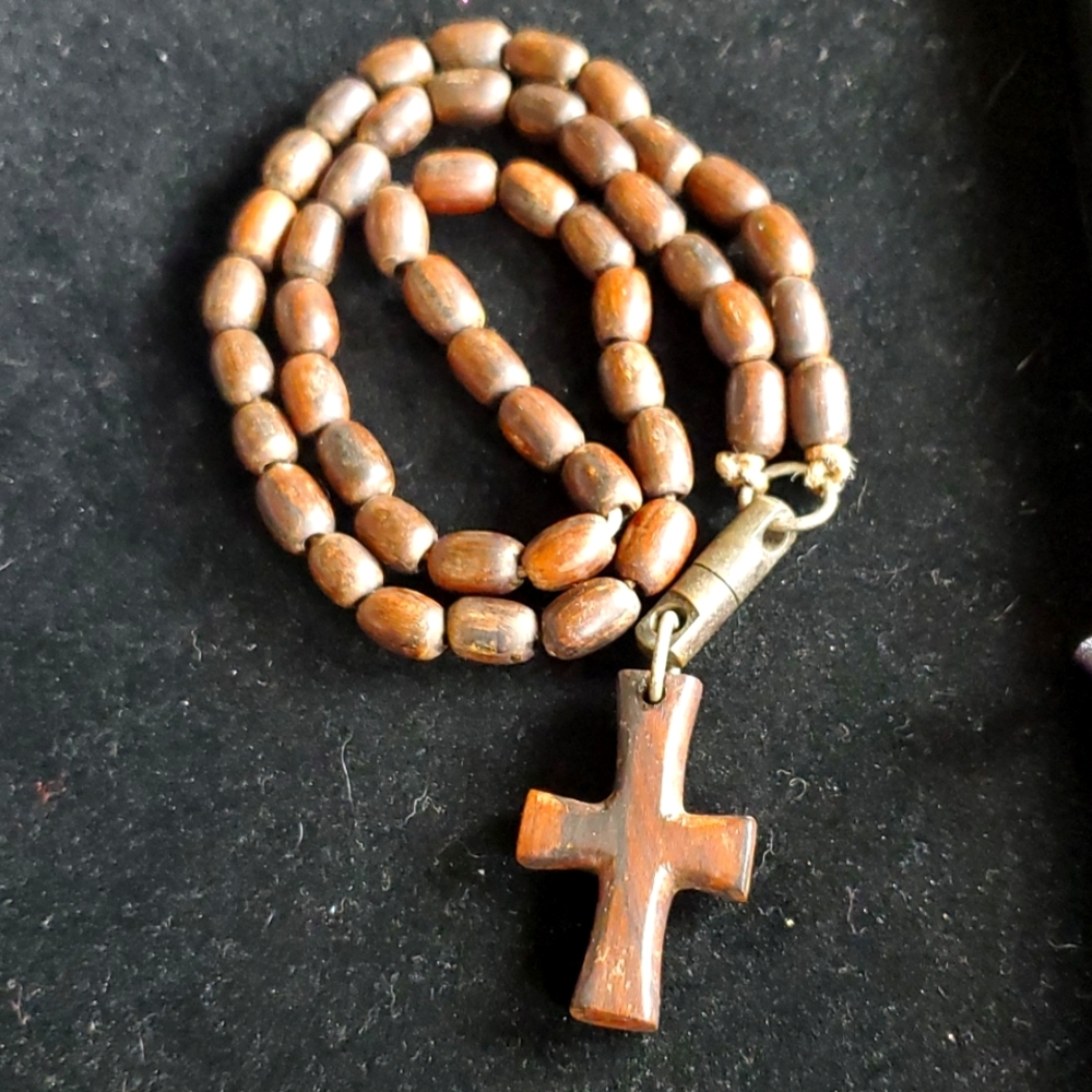 Syracotaywood Hand-carve wood man's necklace.
